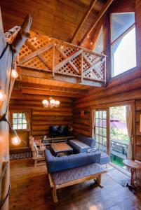 今津Forest Villa Ilio Biwako的小屋内带蓝色沙发的客厅