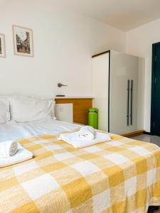 Un dormitorio con una cama con dos toallas encima. en RUBO Hotel, en Shumen