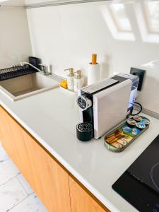 encimera de cocina con tostadora y encimera en RUBO Hotel, en Shumen