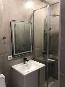 久姆里Miassine Boutique Hotel的浴室配有洗手池和淋浴