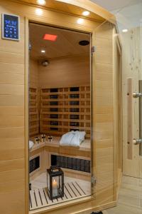 bagno con ampia doccia e lavandino di Appartamenti Dolomites Elements a Caprile