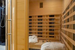 bagno con doccia e asciugamani di Appartamenti Dolomites Elements a Caprile