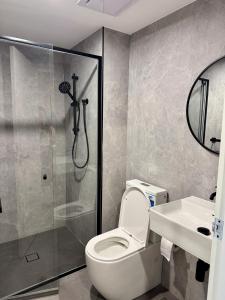 ein Badezimmer mit Dusche, Toilette und Waschbecken in der Unterkunft Granville Studio in Clyde