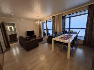 un soggiorno con tavolo da pranzo e un soggiorno con vista. di Timantti B15 a Kalajoki