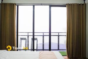 En eller flere senge i et værelse på The Lakebox Menjer by Travelink