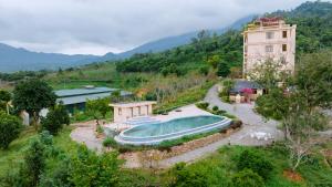 een landgoed met een zwembad en een gebouw bij Baviecoresort in Ba Vì