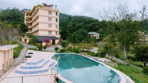 een hotel met een zwembad voor een gebouw bij Baviecoresort in Ba Vì