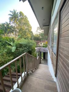 En balkon eller terrasse på Santi Villa Wat Seree + 25 billeder