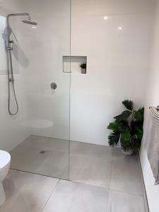 Et badeværelse på Springfield Lodge - Pet Friendly Executive Residence + 26 billeder