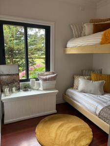 En eller flere senge i et værelse på Springfield Lodge - Pet Friendly Executive Residence