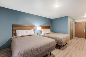 Postel nebo postele na pokoji v ubytování WoodSpring Suites Novi Farmington
