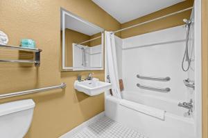 une salle de bains avec douche, lavabo et toilettes dans l'établissement Suburban Studios Charlotte - Executive Park, à Charlotte 28 autres photos