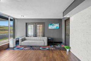 ein Wohnzimmer mit einer Couch auf einem Teppich in der Unterkunft Quality Inn Little Rock on I-30 Near Littlerock airport in Little Rock