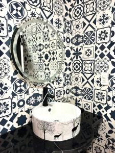 un bagno con un lavandino e uno specchio su una parete di Globiquex hotels, Phu quoc a Phu Quoc