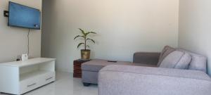 ein Wohnzimmer mit Sofa und Fernseher in der Unterkunft Ps House in Gaborone