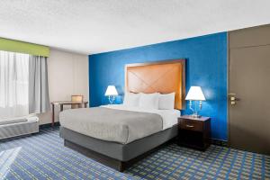 ein Hotelzimmer mit einem Bett und einer blauen Wand in der Unterkunft Quality Inn Little Rock on I-30 Near Littlerock airport in Little Rock + 34 Fotos