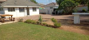 ein Haus mit einem Backsteinhof davor in der Unterkunft Ps House in Gaborone