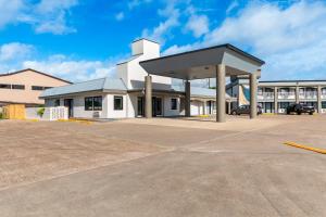 an empty parking lot in front of a building at Quality Inn & Suites Port Lavaca near Lighthouse Beach in Port Lavaca