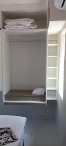 ein leerer Schrank mit weißen Regalen und einem Bett in der Unterkunft Ps House in Gaborone + 7 Fotos