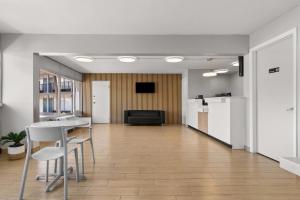 オレンジパークにあるSuburban Studios Orange Park - Jacksonville near Naval Air Stationの机と椅子、テレビのあるオフィス