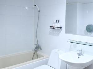 Phòng tắm tại Sorak Hostel +64 ảnh