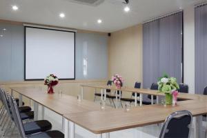 Le Park Hotel في Thung Song: غرفة مؤتمرات مع طاولات وكراسي وشاشة +58 صورة