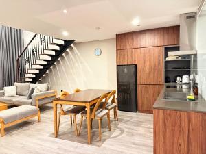 Kuchyň nebo kuchyňský kout v ubytování PentStudio Westlake - Cozy Duplex Apartment + 5 fotografií