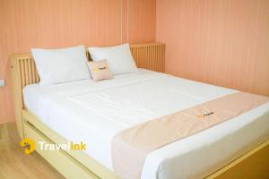 En eller flere senge i et værelse på The Lakebox Menjer by Travelink