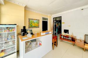 a room with a counter and a desk in it at Perdana Kasih Hotel Pemuda Klaten Mitra RedDoorz in Solo