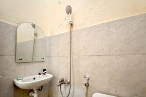 a bathroom with a sink and a shower at Perdana Kasih Hotel Pemuda Klaten Mitra RedDoorz in Solo +15 photos