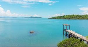 eine Anlegestelle auf einem See mit einem Boot im Wasser in der Unterkunft San Lucas Island All-Inclusive Tour Puntarenas Hotel in Puntarenas + 12 Fotos