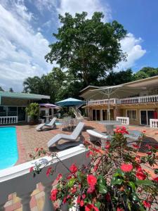 ein Resort mit Pool und Stühlen und einem Gebäude in der Unterkunft San Lucas Island All-Inclusive Tour Puntarenas Hotel in Puntarenas