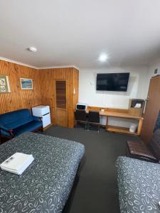 TV a/nebo společenská místnost v ubytování Majestic Motel