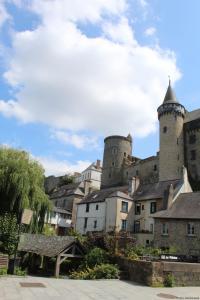 ein großes Schloss mit Türmen auf den Gebäuden in der Unterkunft Ibis Vitré Centre in Vitré