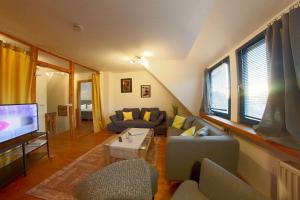 a living room with couches and a flat screen tv at KA6 Haus Küstenzeit in Wremen