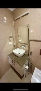 a bathroom with a sink and a mirror at Cedar Valley Retreat in Jagatsukh