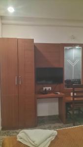 TV a/nebo společenská místnost v ubytování Hotel Aafrin's