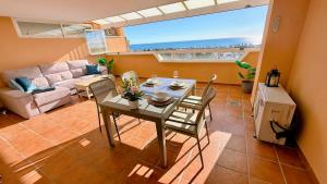 een woonkamer met een tafel en een bank bij Casa Laguna in Casares