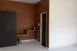 FīrozābādThe RB's Farm的一个空房间,有门和架子