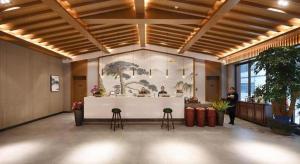 K'an-shan-chenにあるS·dor Hotel Hangzhou Xiaoshan Intertational Airportのロビーのカウンターに立つバー