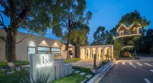 K'an-shan-chenにあるS·dor Hotel Hangzhou Xiaoshan Intertational Airportの看板のある大家