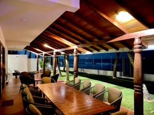 Un comedor con mesa y sillas de madera. en The Beach Home, en Galle 29 fotos más