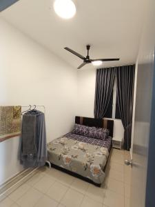 Un dormitorio con una cama y un ventilador de techo. en UMMI HAWA Homestay, en Kampong Jelatang