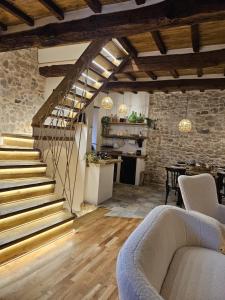 een woonkamer met een trap en een keuken bij La Nuit d'Amélie 2 in Norma