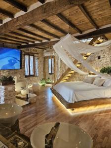 een slaapkamer met een bed en een hangmat. bij La Nuit d'Amélie 2 in Norma