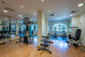 uma academia com várias esteiras e bicicletas ergométricas em Crithoni's Paradise Hotel em Alinda