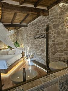 een badkamer met 2 wastafels en een bed in een kamer bij La Nuit d'Amélie 2 in Norma +46 foto's