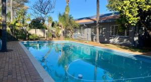 Swimmingpoolen hos eller tæt på La Bushka Guesthouse