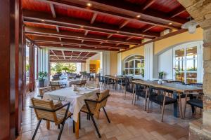 um restaurante com mesas e cadeiras em uma sala em Crithoni's Paradise Hotel em Alinda