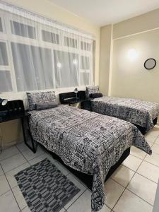 ein Hotelzimmer mit zwei Betten und einem Fenster in der Unterkunft Kingsview, Margate in Margate